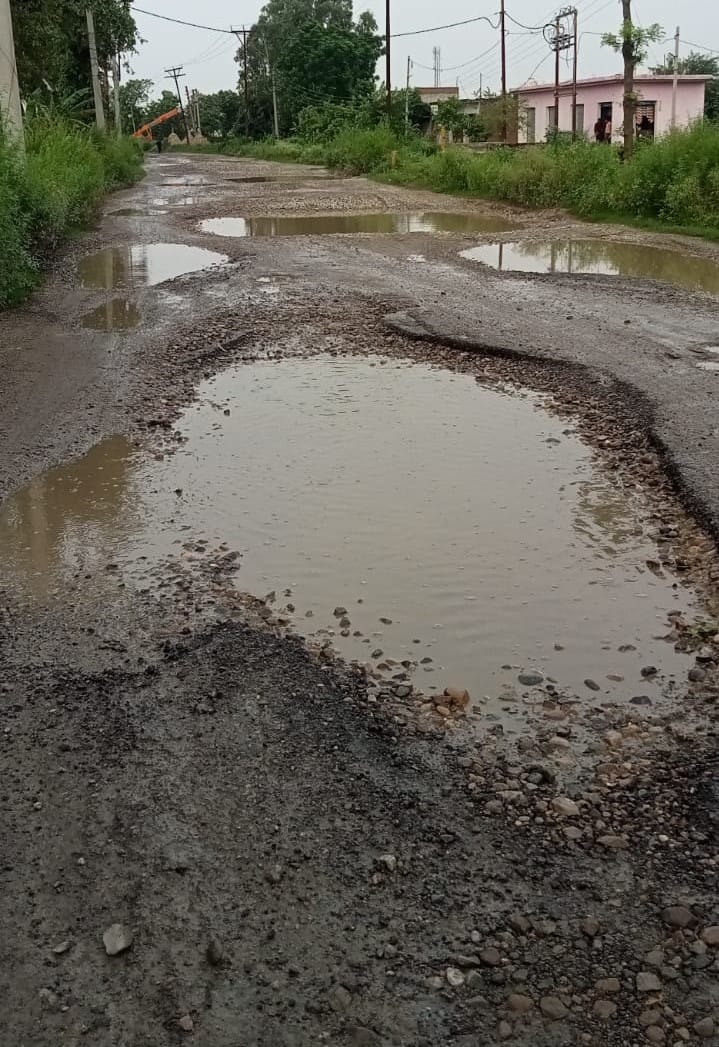 The road from Mahuakheda Ganj to Barkheda Pandey is very dilapidated