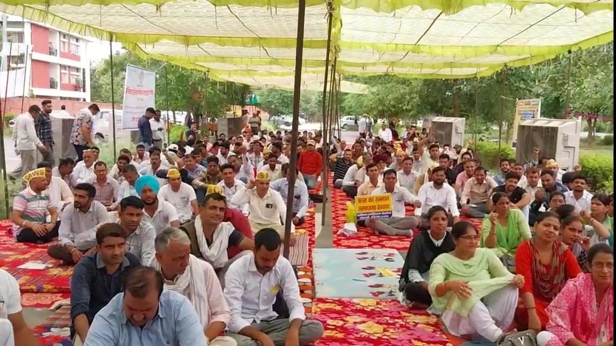 500 clerks on strike, files of public and government works stuck