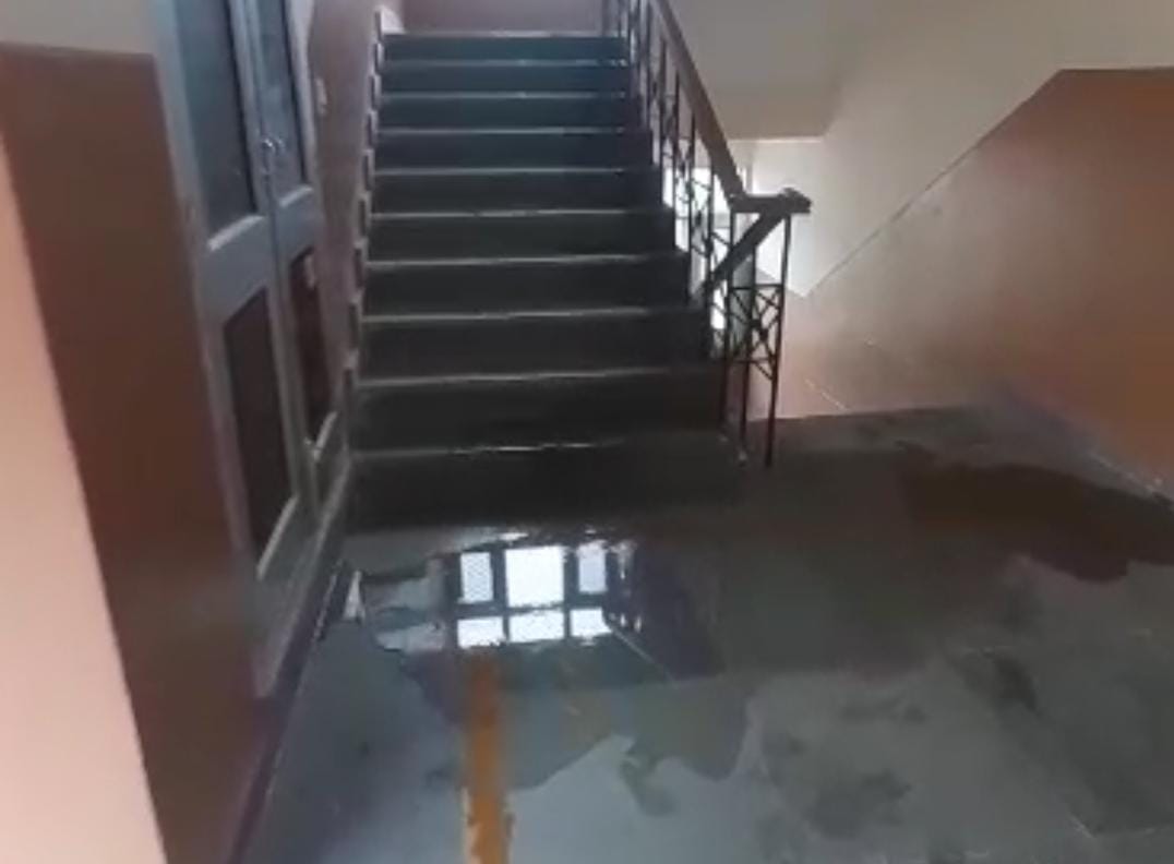 roof of the mini secretariat complex started dripping