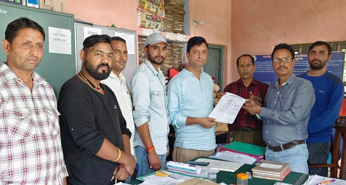 Arbitrary: The mason is taking 1000 rupees and the laborer is taking 600 rupees per day
