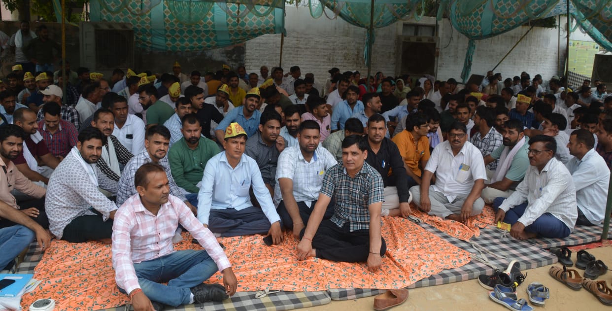 285 clerks on strike, essential work interrupted, people kept wandering