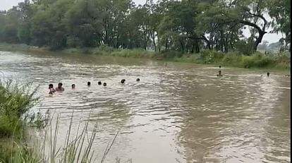 angry wife jumped into the canal after argument with husband