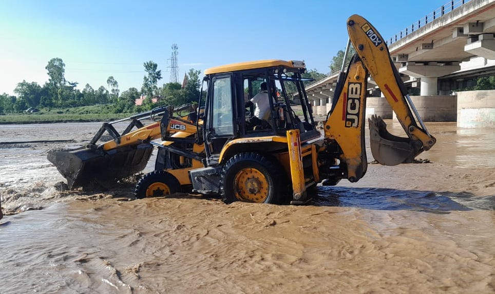 Water level of Kotwali river increased, wheels of vehicles stopped