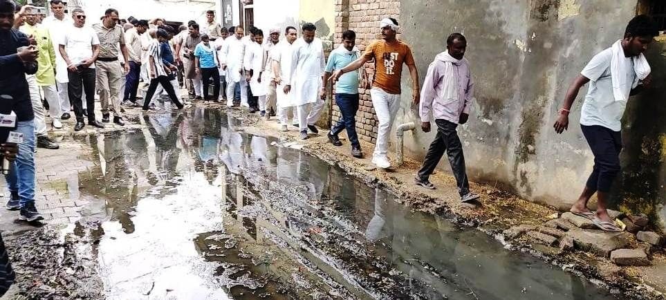 MLA Jogi Ram, who went to break coconut, was surrounded by people, made to walk in streets full of contaminated water