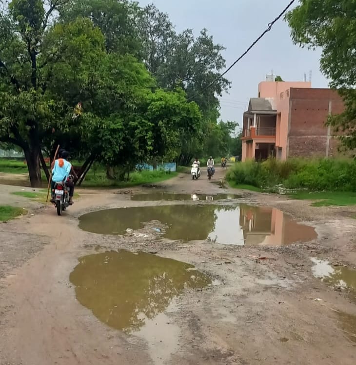 When it started in the morning, the rain did not stop till evening, people remained imprisoned in their homes.