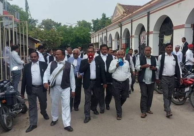 Lawyers protested in the court
