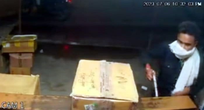 Showing the weapon, the miscreant said - give money or else he will shoot, the shopkeeper ran away
