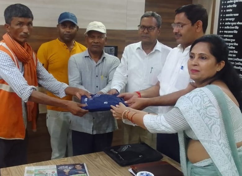 Distribution of raincoats among 50 sweepers
