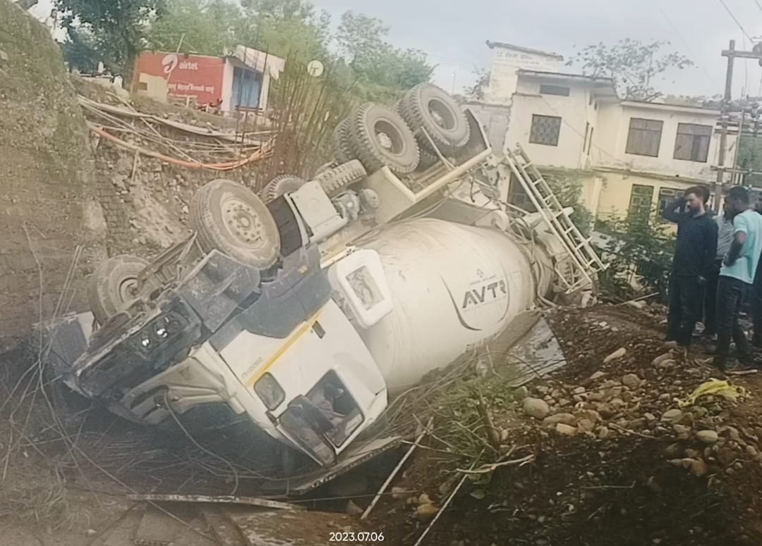 Mixer vehicle overturned, driver died due to cross body