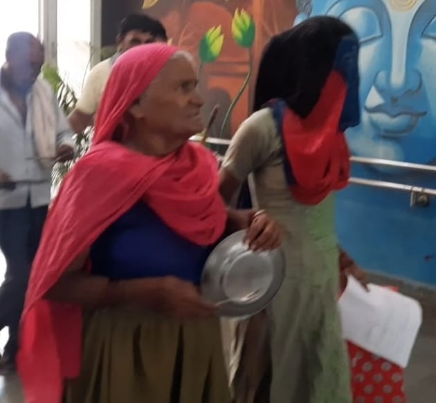 Divyang mother and son reached the small secretariat playing the plate to get the documents made