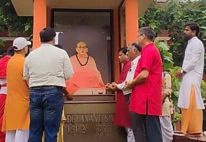 Guru worship in Mumukshu Sankul on Nirvana day of Shukdevanand Saraswati