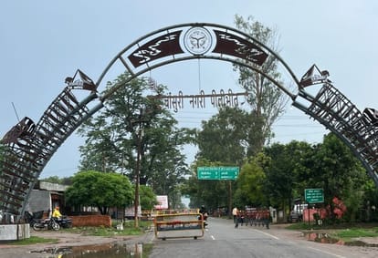 Deteriorated appearance of flute door, junk in iron gate