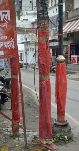 Foil not wrapped on many pillars on the way of Kanwariyas