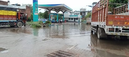 Rain increased problems, water filled on Tanakpur highway