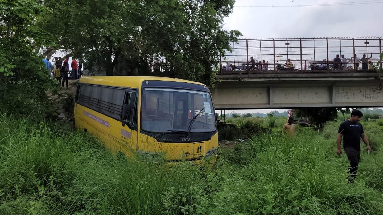 Steering failed, school bus fell into 20 feet deep ditch, children safe