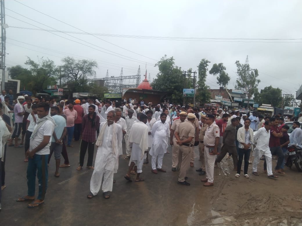 Youth died in road accident, relatives did road jam for one hour