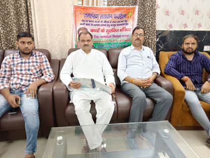 जनसंख्या फाउडेशन के राष्ट्रीय  उपाध्यक्ष पत्रकारो से बातचीत करते हुए।संवाद