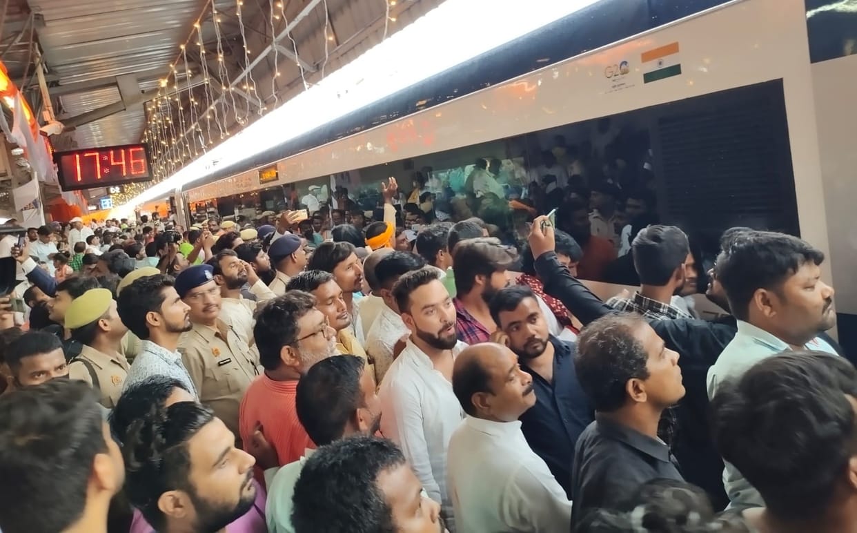 Vande Bharat entered the heart as soon as it was sung... people showered flowers