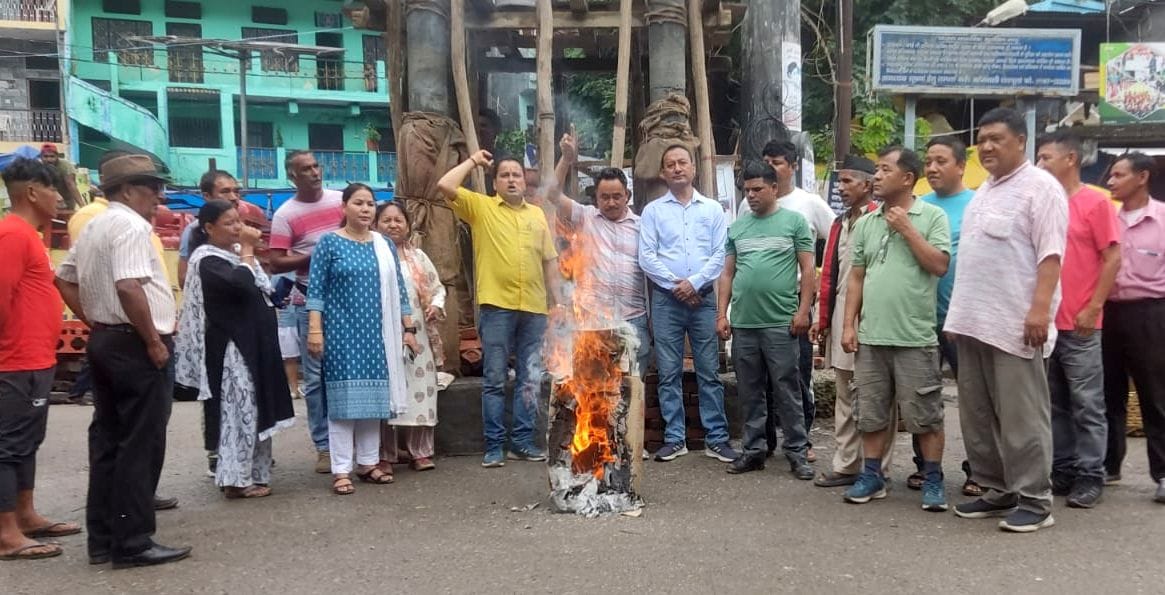 Congress workers burnt the effigy of the central government