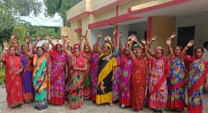 Women workers now demonstrated outside the CO office