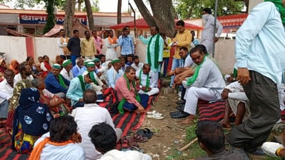 Bhakiyu protested in front of the police station, raised slogans