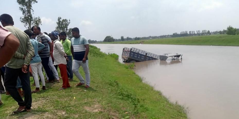 Uncontrolled tractor trolley overturned in canal, driver died
