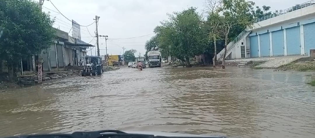 44 mm rain in the district, water filled on the highway in Aharwan, the roof of the house fell in Rattakheda, schools will remain closed today