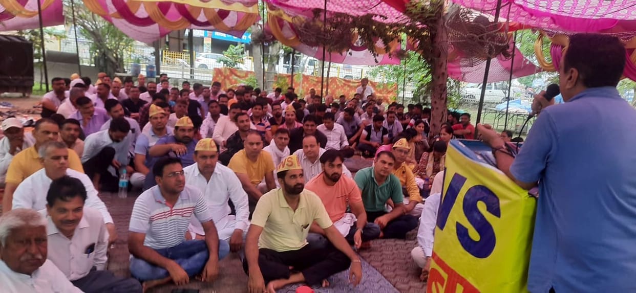 Clerks will take out march from Small Secretariat to Lalbatti Chowk today