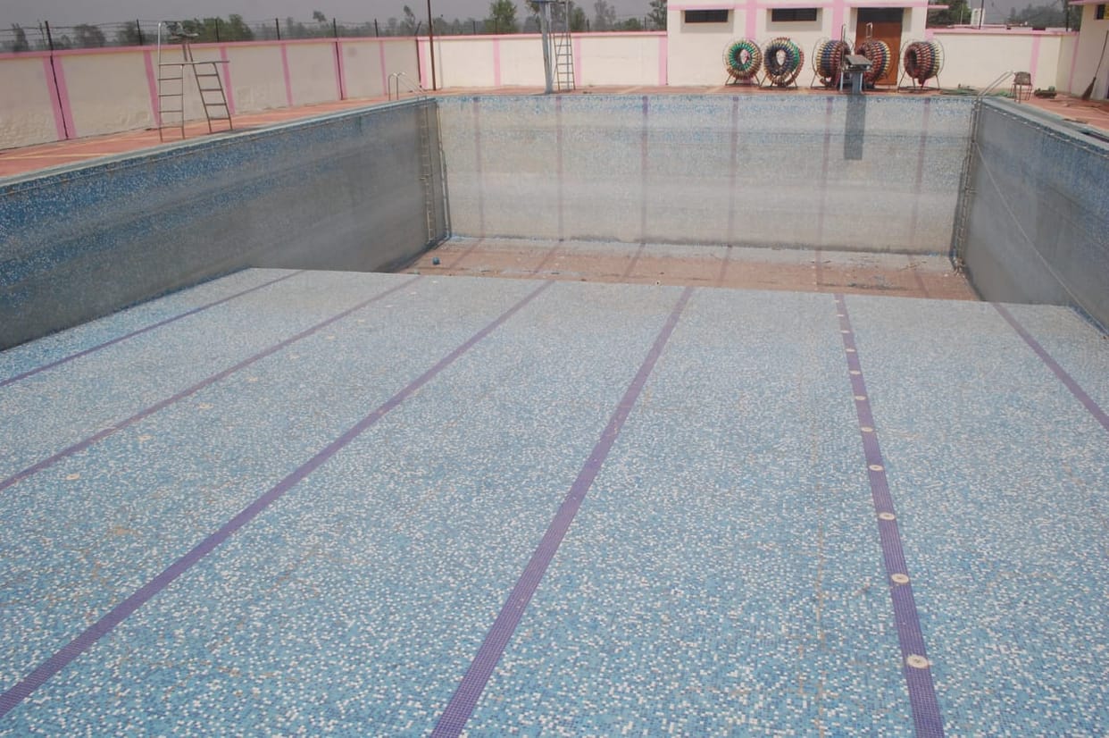 Swimming: youth waiting for coach for four years