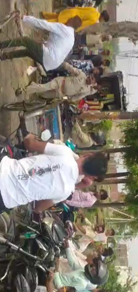 Tree fell on Mathura-Bareilly highway, traffic jam for one hour