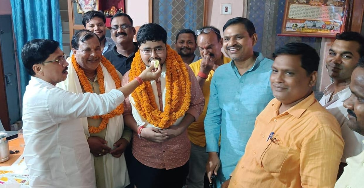 Former MLA Bajrang Bahadur Singh honored Ayush who passed CA exam
