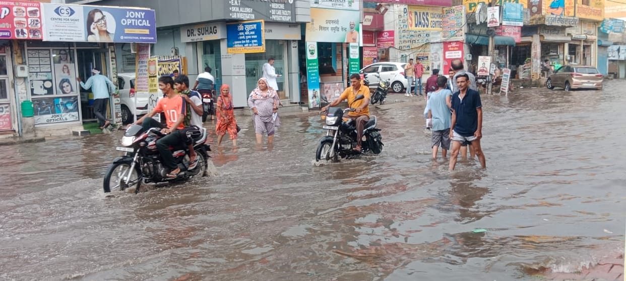 Drains closed due to 35 mm rain, roads and intersections submerged