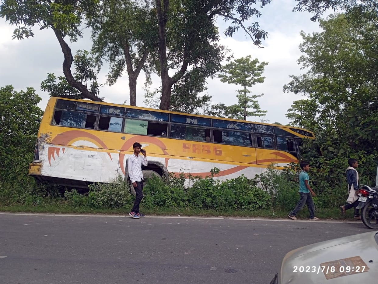 The bus collided with the tree after getting off the road, passengers narrowly escaped