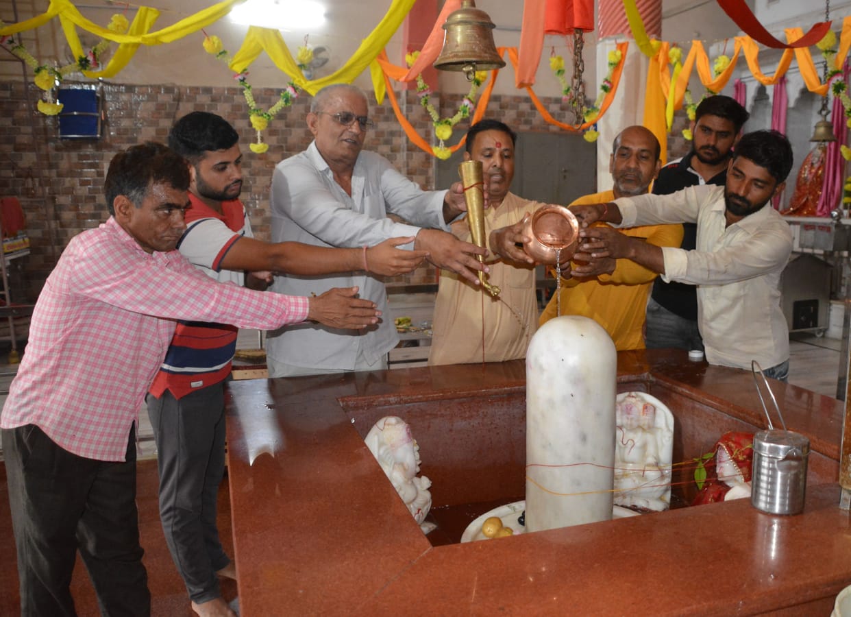 The historic big Shiva temple of the city is 300 years old, the Shivling itself appeared
