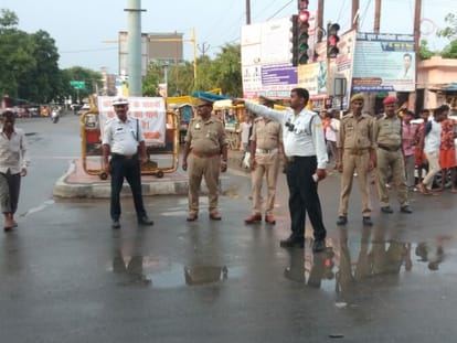 Groups of kanwariyas passed, route diverted by placing barricading at Bareilly turn