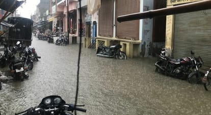 Clouds dominated the city, it rained heavily in the countryside