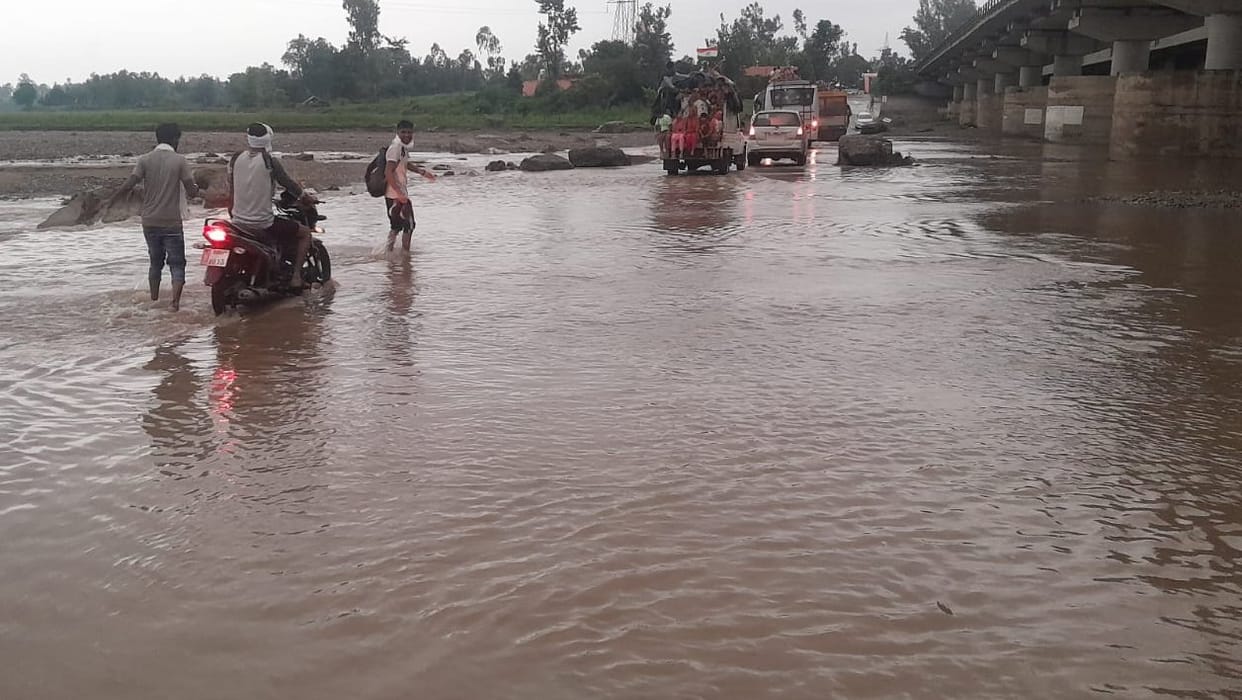 Water came on the Kotwali river, passers by risking their lives