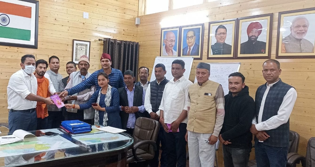 Delegation of temple committee met DM regarding Bagwal fair