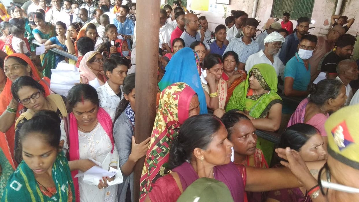 Patients suffering from fever, vomiting and diarrhea are reaching the hospital