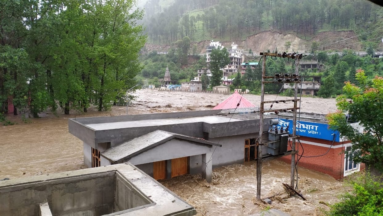 55 people rescued in Manali, Kasol, 12 bridges were also washed away