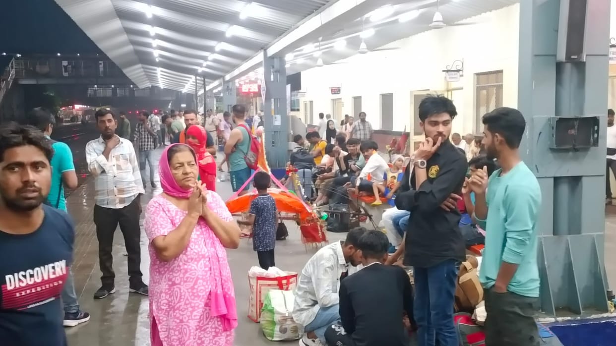 Three trains cancelled, six late and Intercity stopped in Muzaffarnagar