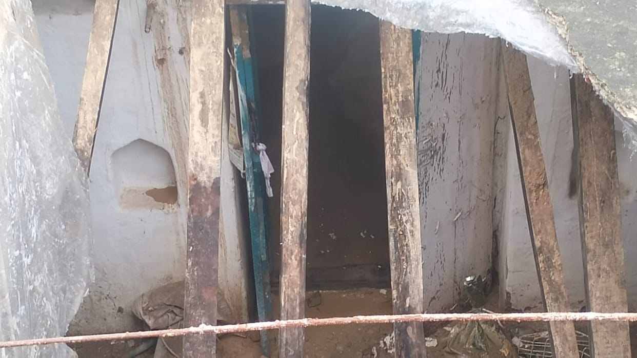 House collapsed in Shahlipur, woman's thatched house collapsed