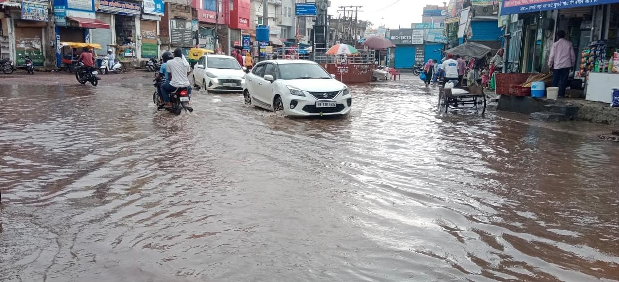 35 mm of rain in eight hours, roads became ponds