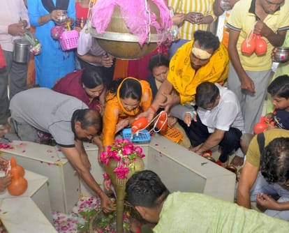 Cheers echoed in pagodas on the first Monday of Sawan