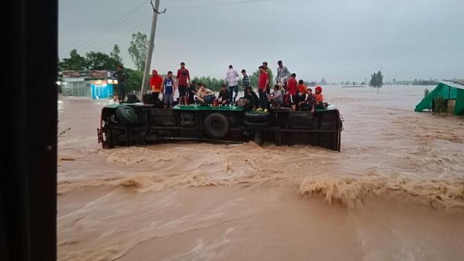 हिमाचल पथ परिवहन की बस पानी के तेज़ बहाव में पलटी, क्रेन से निकले गए यात्री