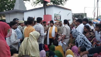 Demonstration against the police by jamming the Kotwali gate