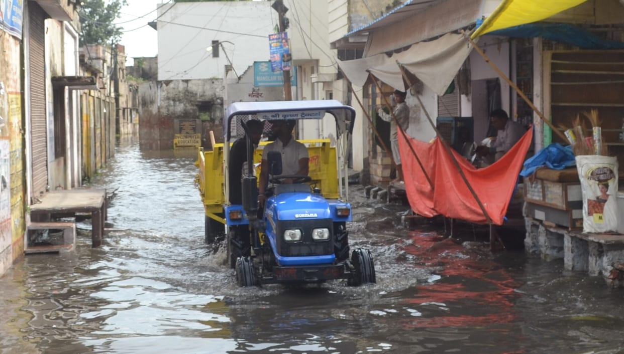 rain spoiled the movement of the city