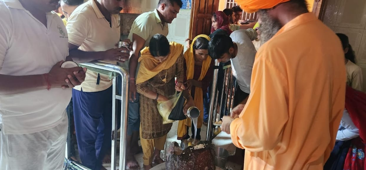 Preparation for the fair started at Bageshwar Dham, on the first day 200 kanwariyas climbed the kanwar