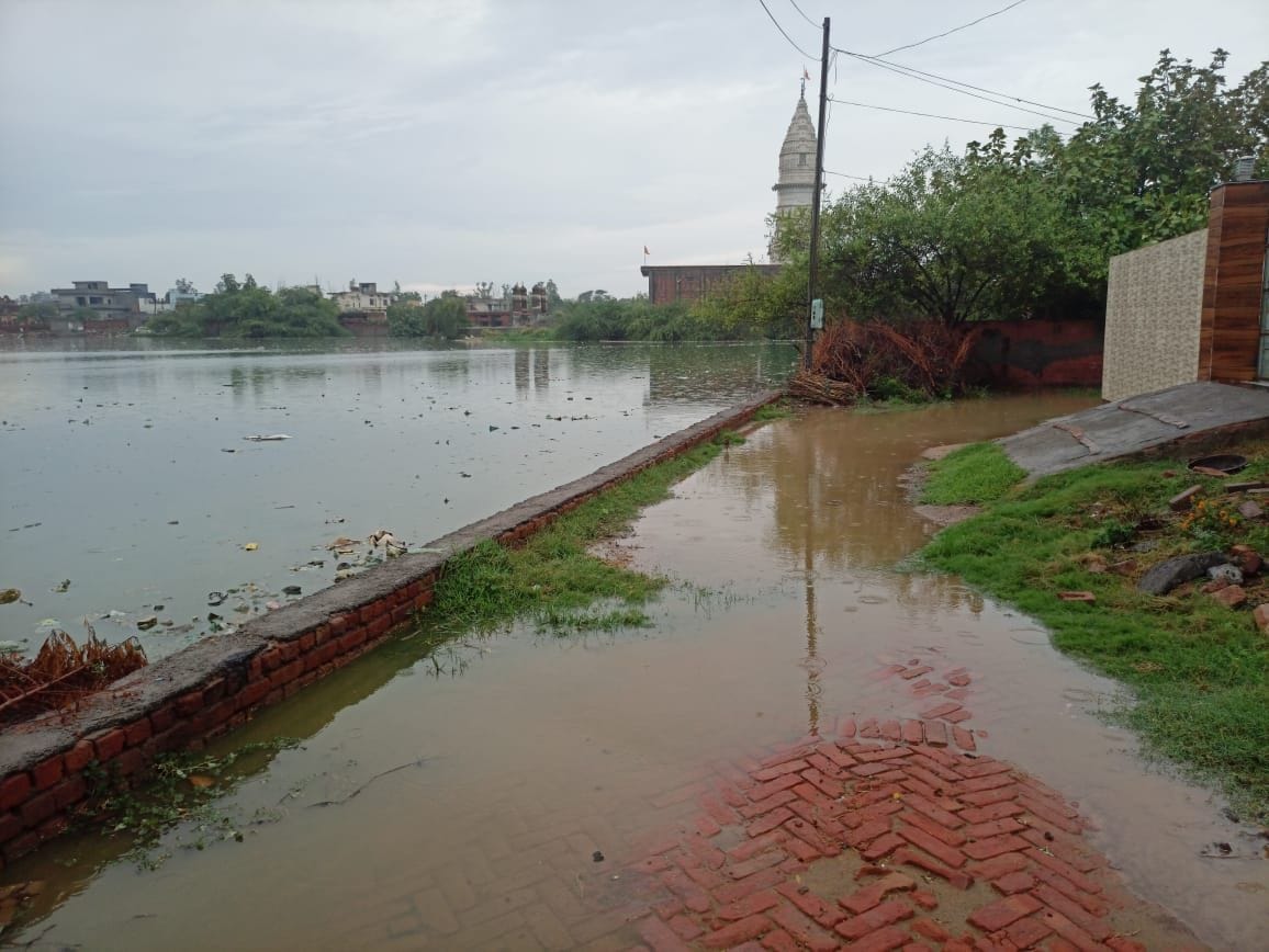 Water entered the overflowing Johar population, many nearby houses were empty