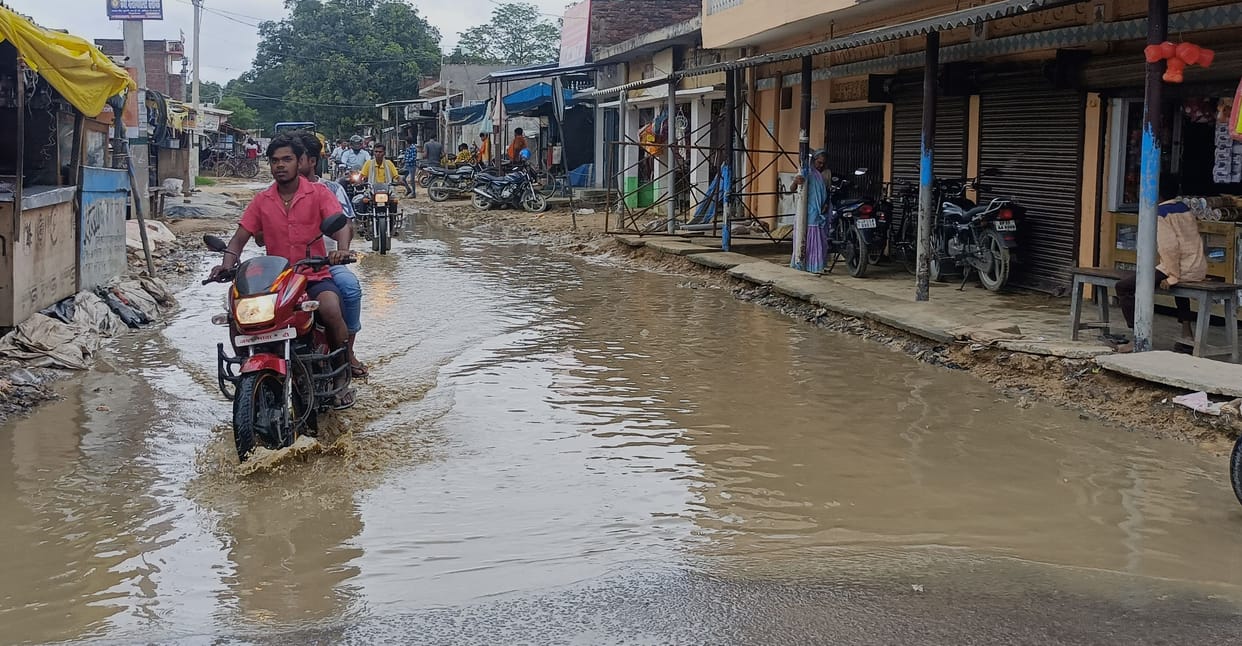 Pakdi-Pipri road not built, vehicles hiccuping in the water